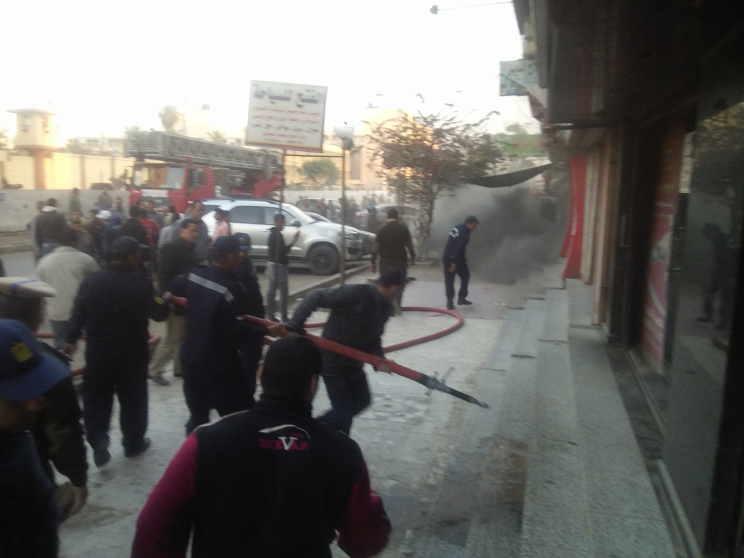  بالصور.. إصابة 3 حالات باختناقات فى حريق عمارة الشرق بكفر الشيخ