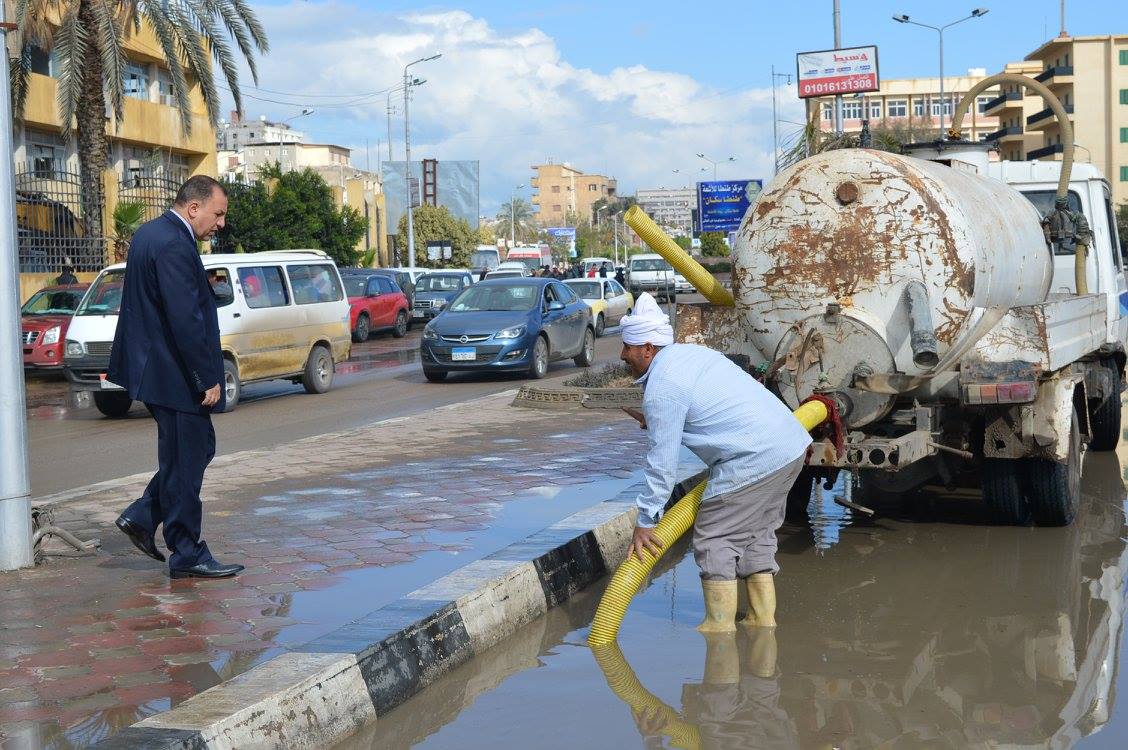  بالصور.. رئيس مدينة كفر الشيخ  يتابع رفع مياة الأمطار من الشوارع