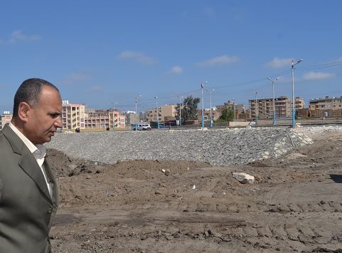  مساعد محافظ كفر الشيخ يتابع أعمال التكاسى وحمايات كورنيش مدينة بلطيم