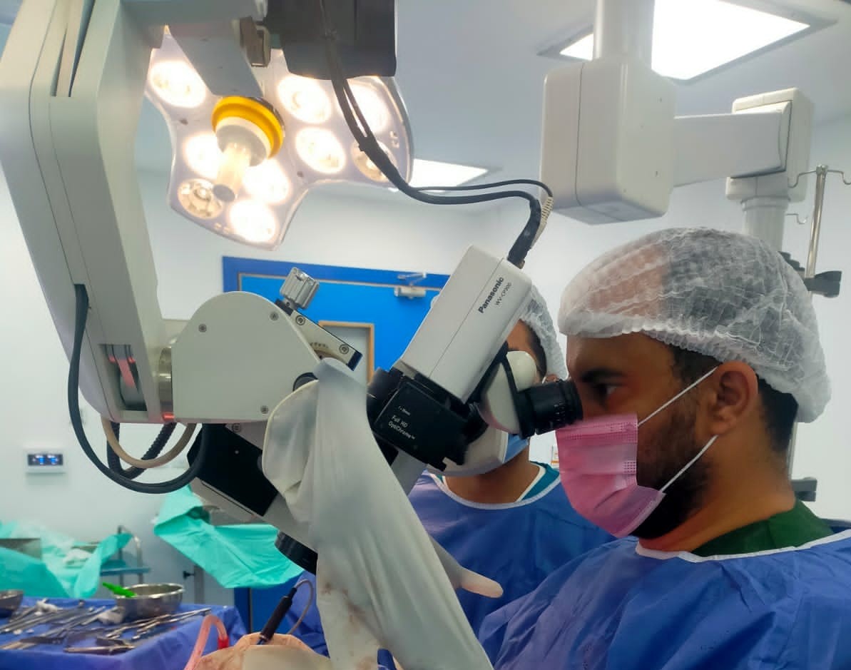  الدكتور اسلام عبد الصمد و فريق طبي بمستشفى شبين الكوم التعليمي ينجحون فى إزالة ورم على المخ بالميكروسكوب الجراحى