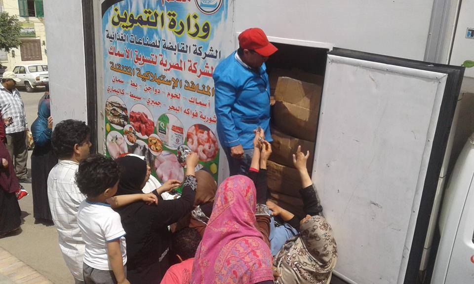  بالصور منافذ لبيع السلع الغذائية بمطوبس كفر الشيخ  وزحام شديد من الأهالي 
