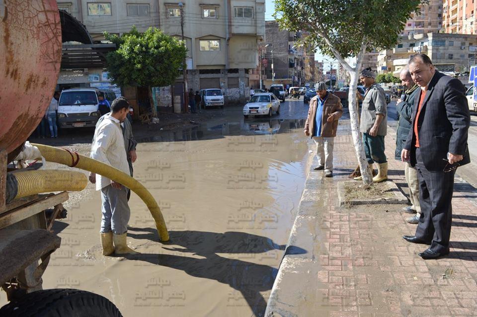  بالصور .. رئيس مدينة كفر الشيخ يتابع رفع مياه الأمطار وتطهير بلاعات الصرف
