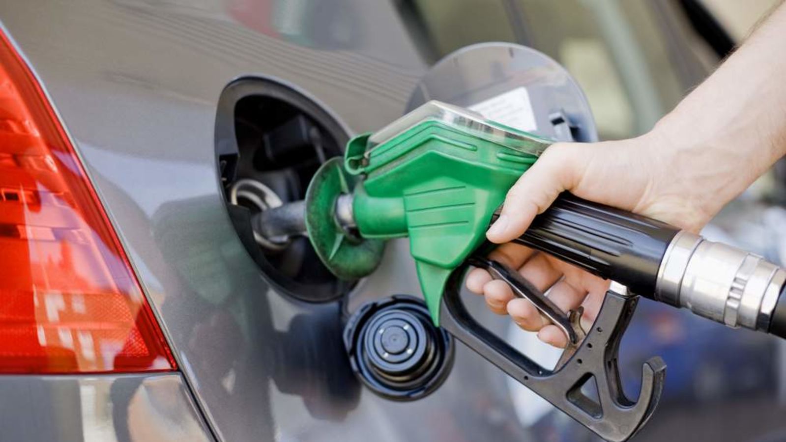  لجنة تسعير المنتجات البترولية تقرر تثبيت أسعار البنزين بأنواعه الثلاثة