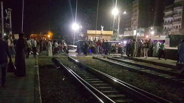  مصرع أم وإصابة نجلها صدمهما قطار أثناء عبورهما السكة الحديد بكفر الشيخ