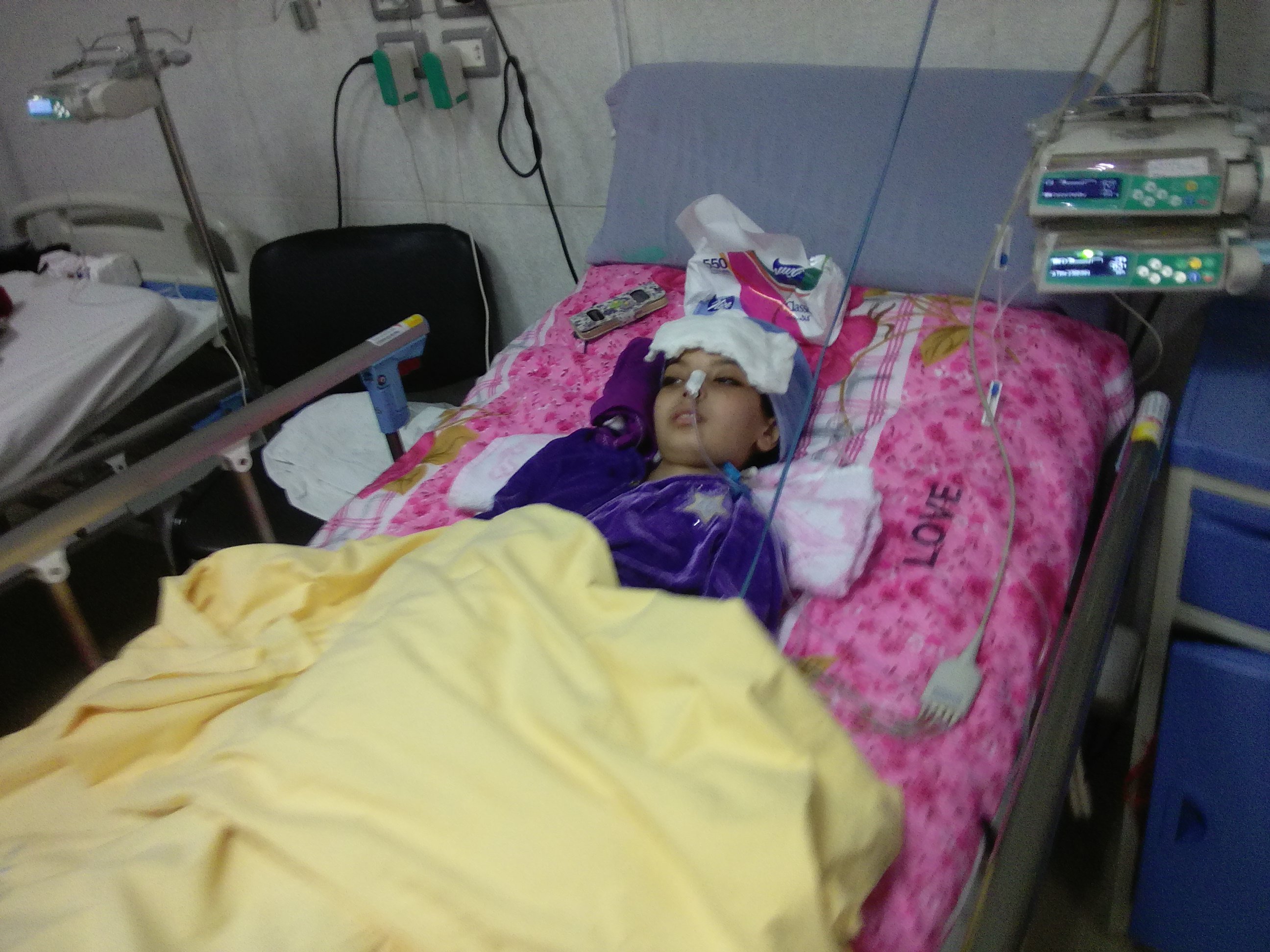  بالصور.. إصابة طفلة بغيبوبة إثر جراحتين لاستئصال ورم بكفر الشيخ