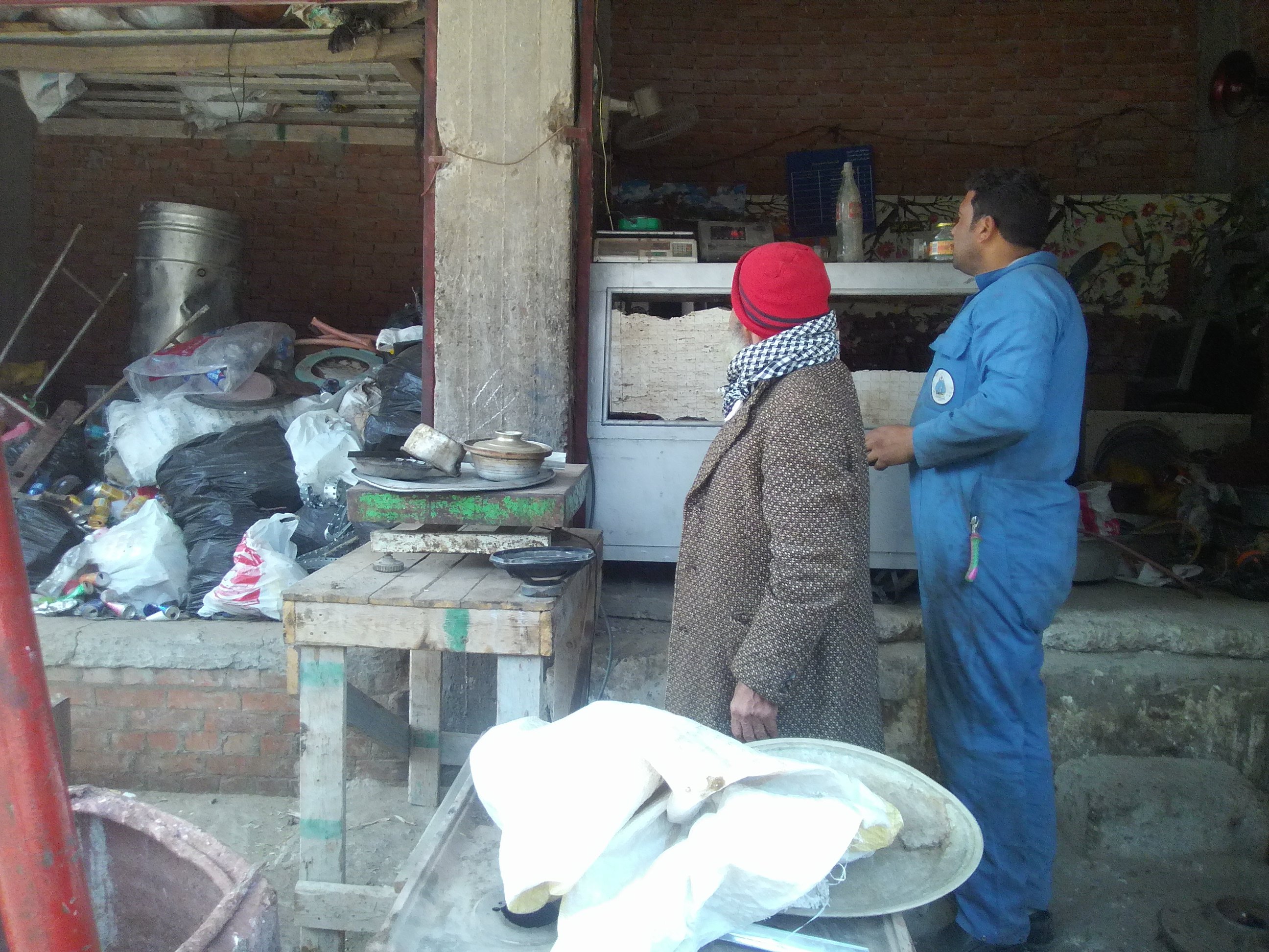  بالصور.. كفر الشيخ على درب القاهرة فى شراء القمامة من المواطنين وسط إقبال الأهالى على البيع