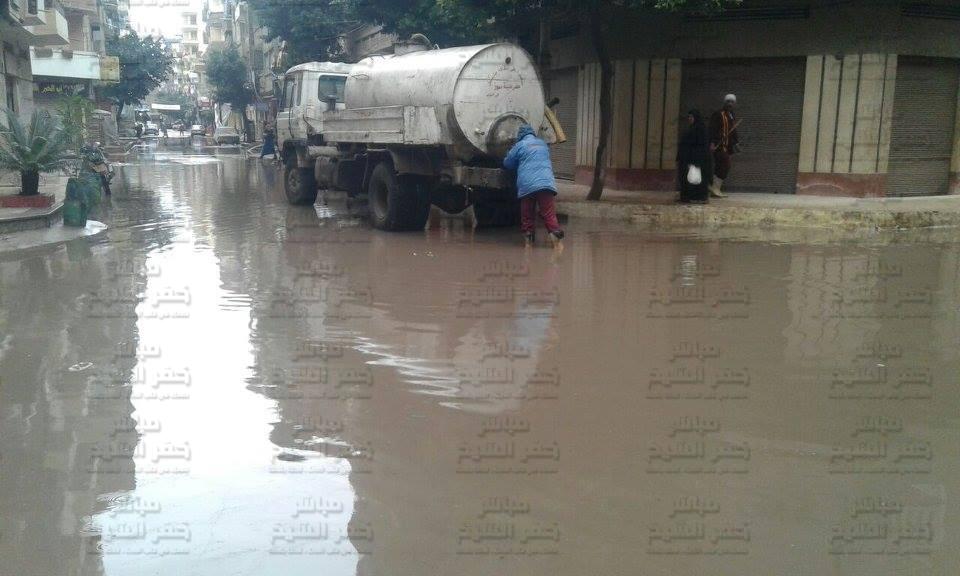  بالصور .. رئيس مدينة دسوق يتابع رفع مياه الأمطار من الشوارع