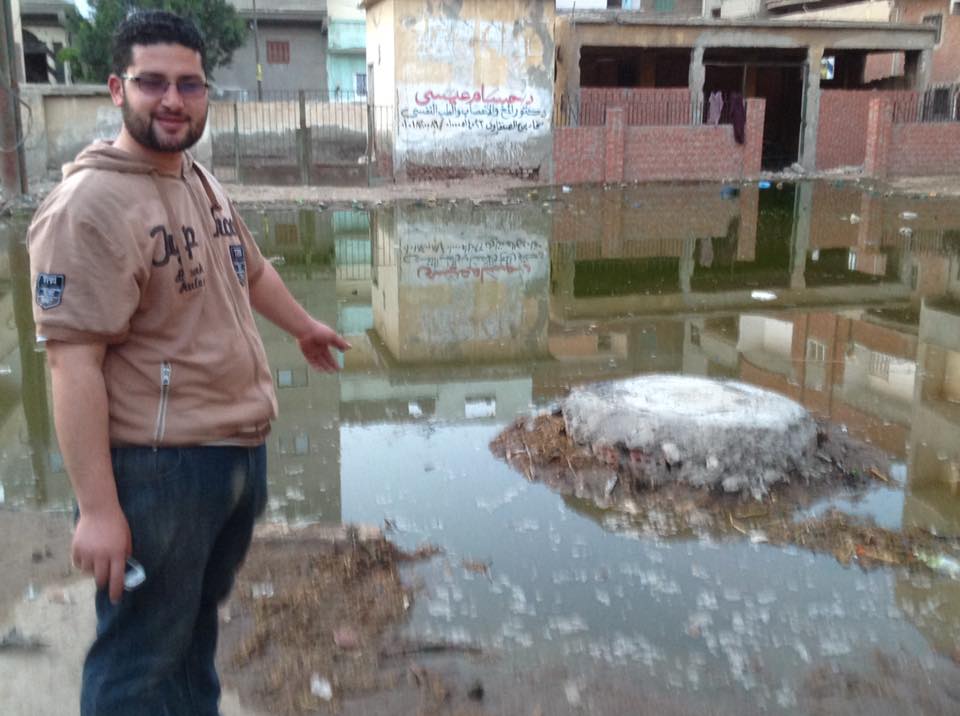  بالصور .. مياه المجارى والصرف الصحى تُغرق شوارع قرية أبو طبل فى شم النسيم