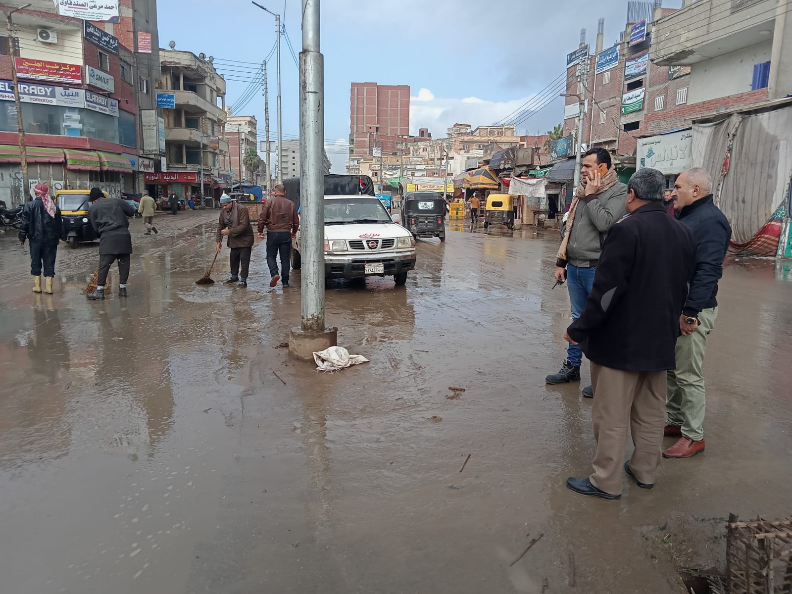  رئيس مدينة سيدى سالم يتابع سحب مياه الأمطار من الشوارع 