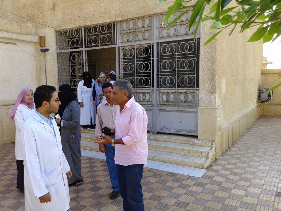  بالصور .. زيارة مفاجئة لشميس تكشف غياب الاطباء بصحة ابو بدوى ببيلا