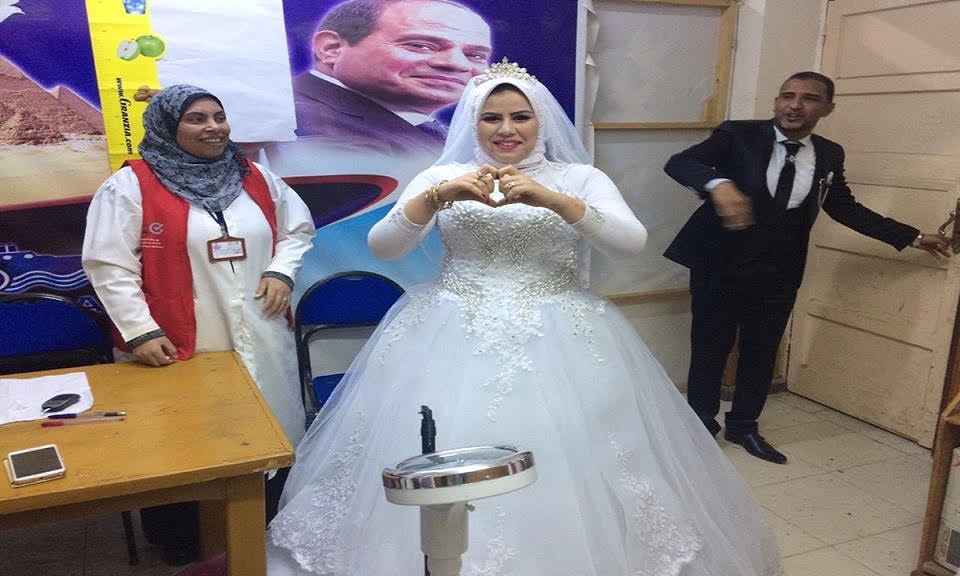  بالصور : عروسان بكفر الشيخ يشاركان فى مبادرة 