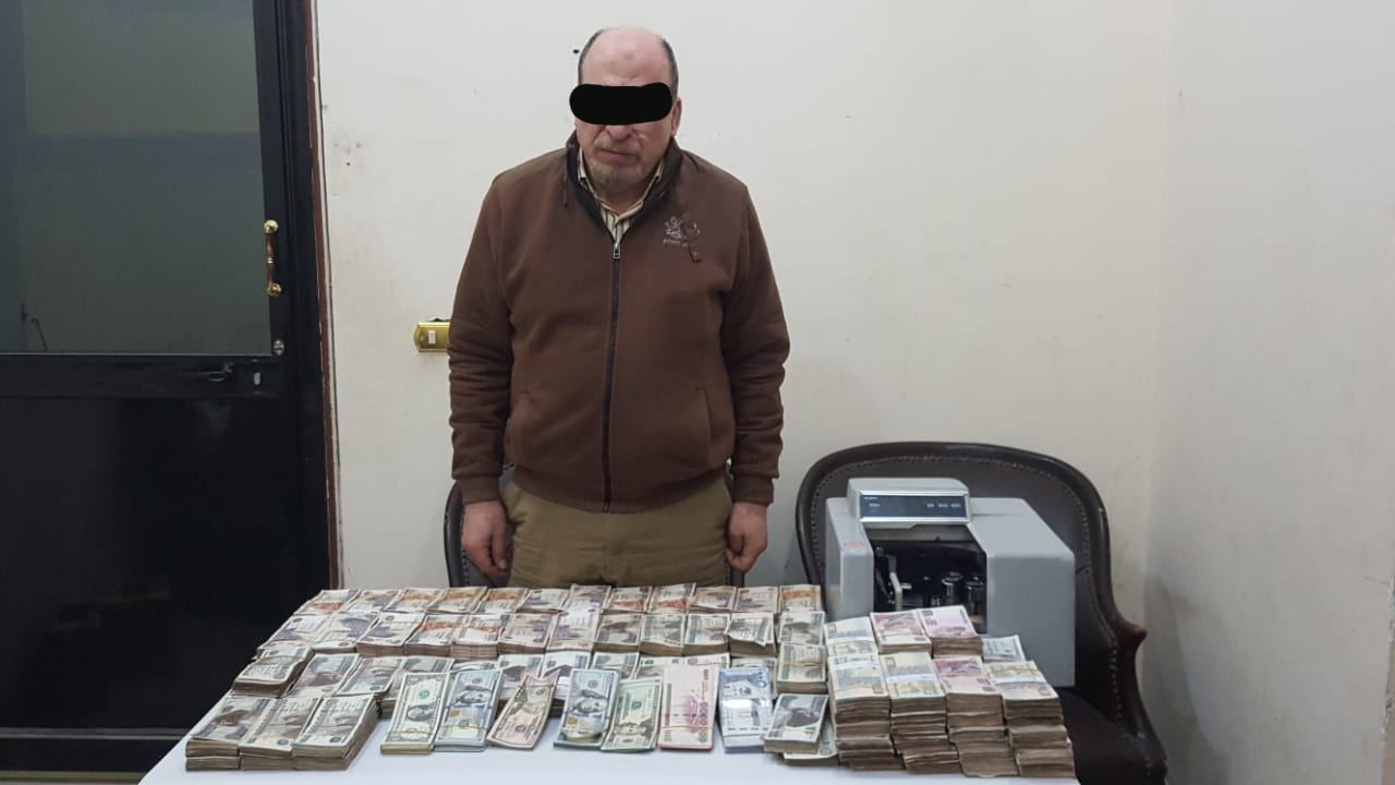  القبض على تاجر ملابس يزاول تجارة العملة بكفر الشيخ