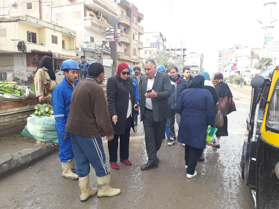  بالصور: كسح المياه وإزالة مخلفات الأمطار بمركز الحامول