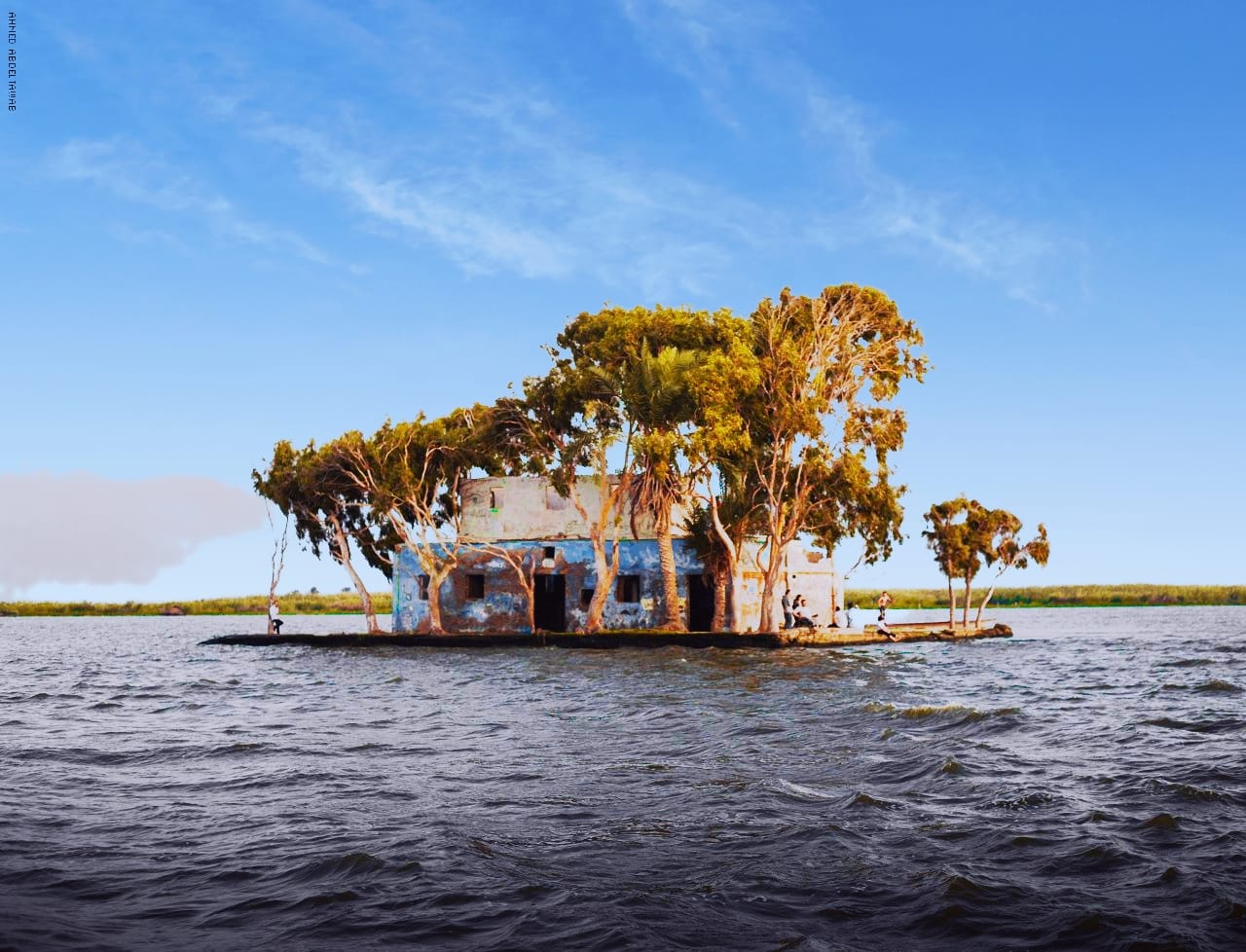  بالصور: حكاية المنزل المهجور وسط بحيرة البرلس في 