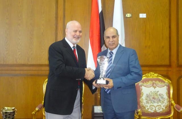  هيئة آل مكتوم الخيرية تكرم الدكتور ماجد القمرى رئيس جامعة كفر الشيخ