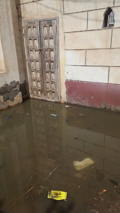  بالصور .. مياه الصرف الصحى تحاصر مسجد النور فى كفر الشيخ