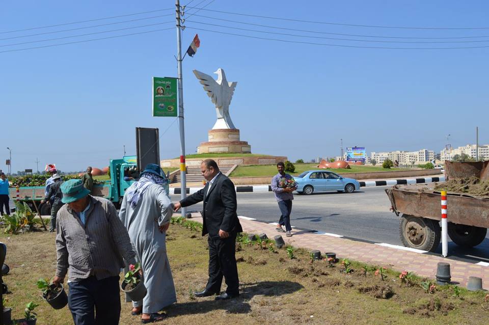  بالصور : رئيس مدينة كفر الشيخ يتفقد أعمال تشجير ميدان الملك عبد الله