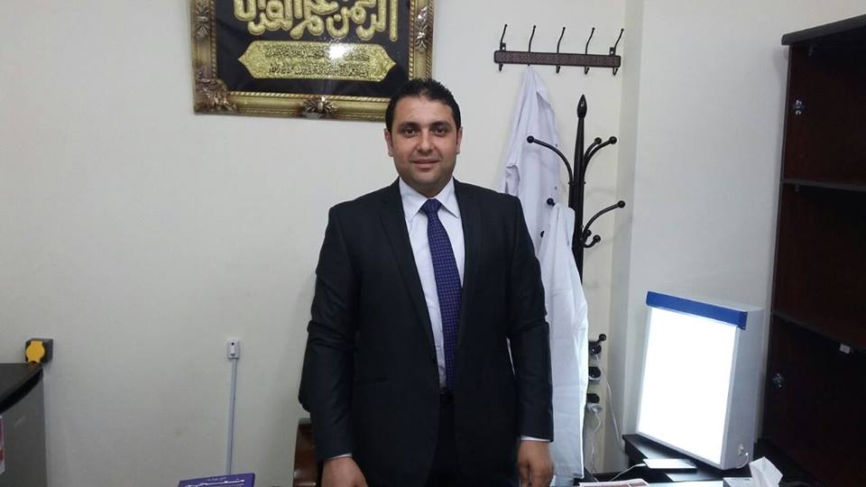 الدكتور عوض حجاب جراح المخ والاعصاب والعمود الفقرى بكلية الطب