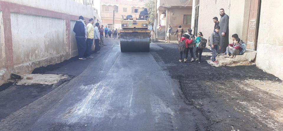  رئيس مدينة دسوق يتابع على أعمال الرصف بالقري