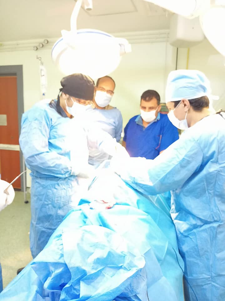  فريق طبي بمستشفي دسوق العام يستخرج لوح خشبي اخترق صدر شخص وخرج من جانبه 